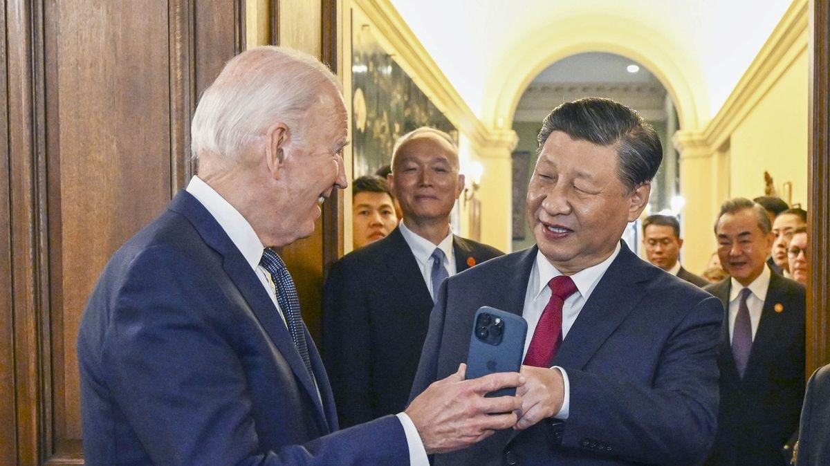 „Znáte tohoto mladíka?“ Biden ukázal čínskému prezidentovi ve svém mobilu dávnou fotku